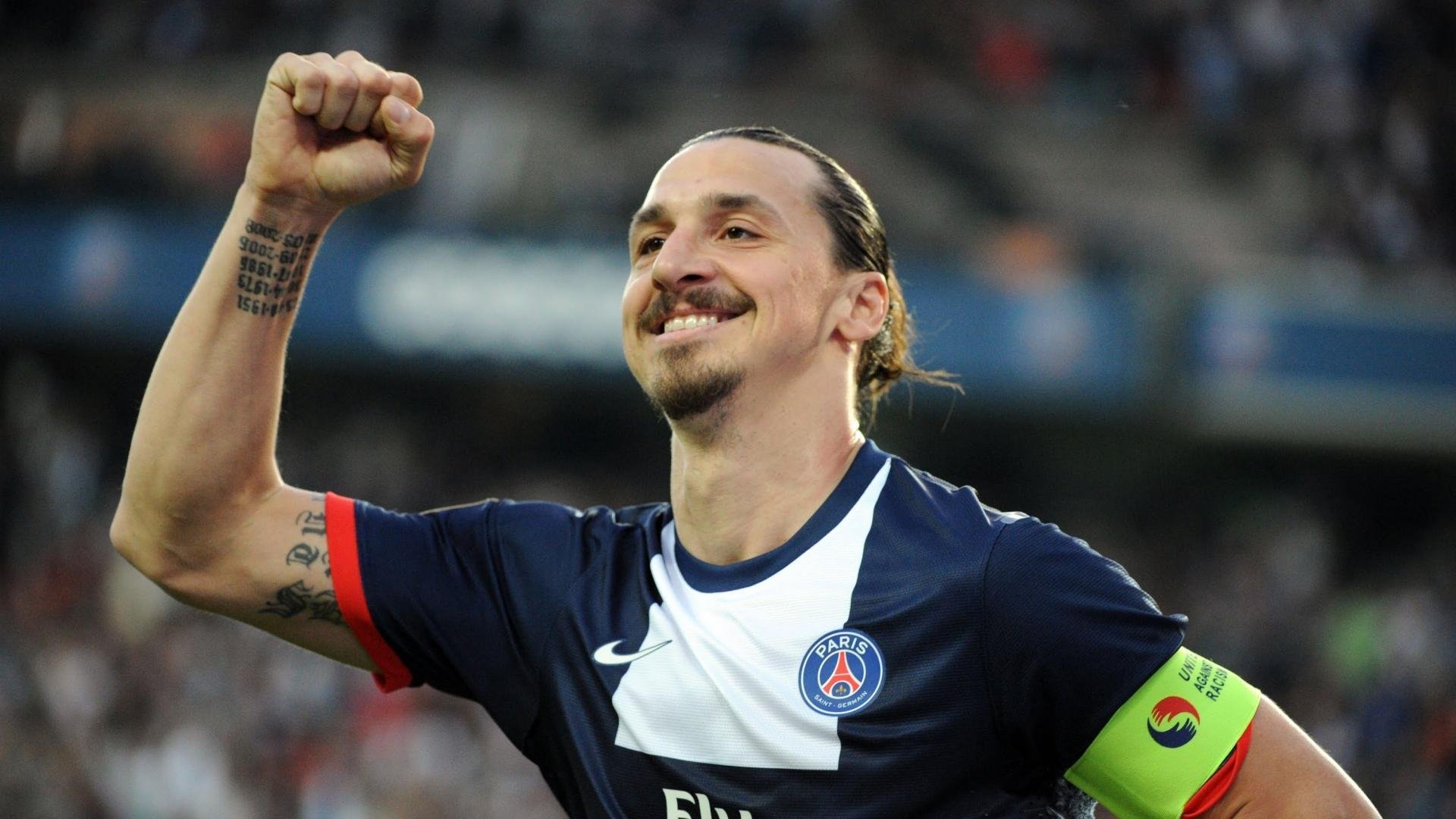 冠军球队庆祝巡游引来市民自发参与，冠军球址汇